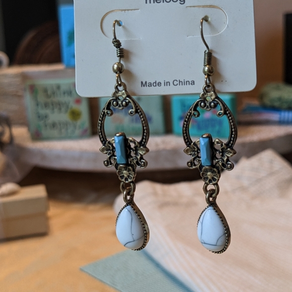 NEW Turquoise Antique Gold Costume Earrings - Picture 5 of 8